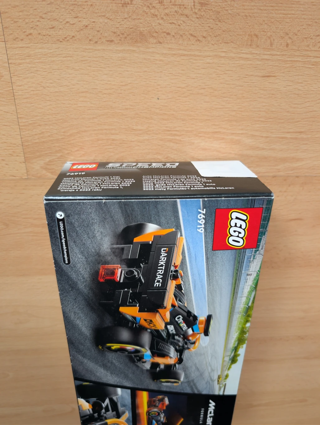 Závodní auto McLaren Formule 1 2023