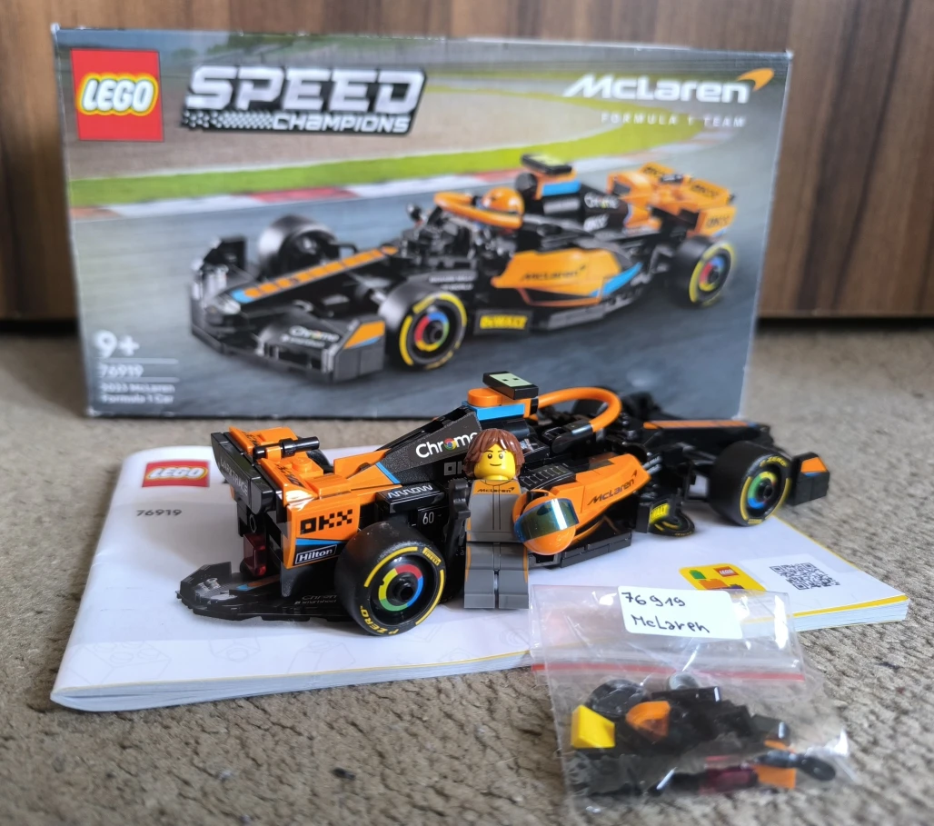 Závodní auto McLaren Formule 1 2023