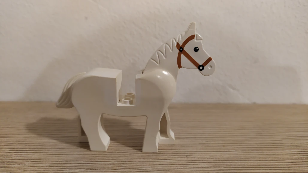 Lego figurka koník bílý zažloutlý, použitý