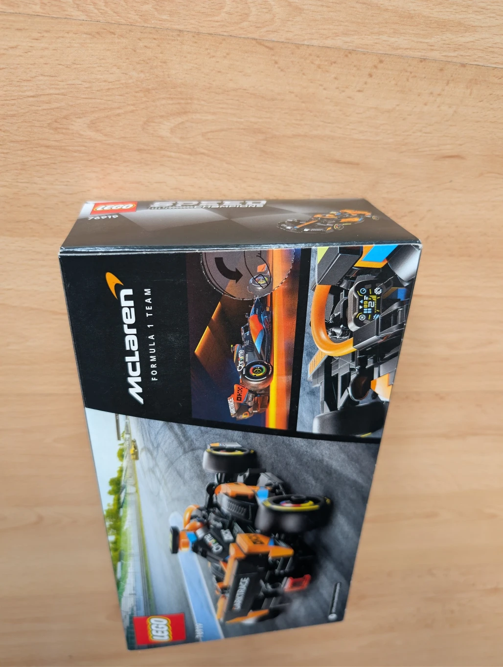 Závodní auto McLaren Formule 1 2023