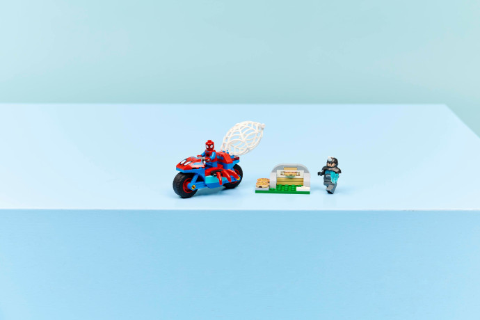 Spidey na motorke vs. Rhino