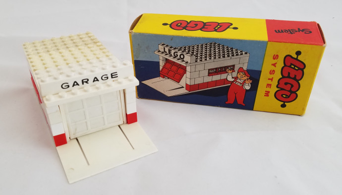 Garage with Automatic Door (White base and door frame)