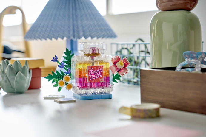 Flakón na parfum zdobený kvetmi
