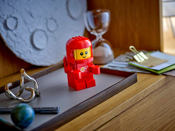 Zvětšený malý astronaut