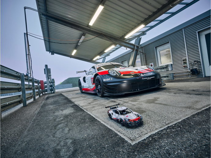 Porsche 911 RSR