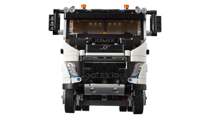 Nákladní auto Volvo FMX a elektrický bagr Volvo EC230