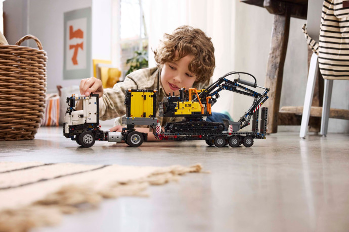 Nákladní auto Volvo FMX a elektrický bagr Volvo EC230