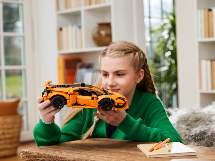 Oranžové Lamborghini Huracán Tecnica