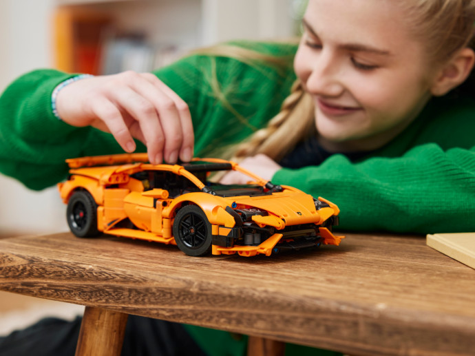 Oranžové Lamborghini Huracán Tecnica