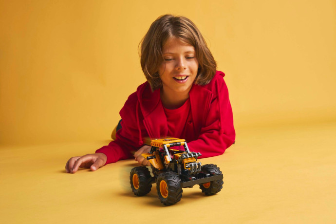 Monster Jam™ DIGatron™ s natahovacím motorem