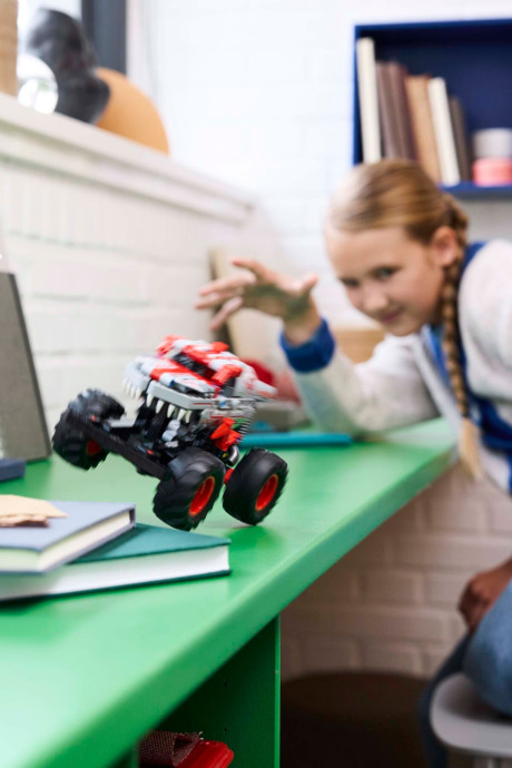 Monster Jam™ ThunderROARus™ s naťahovacím motorom