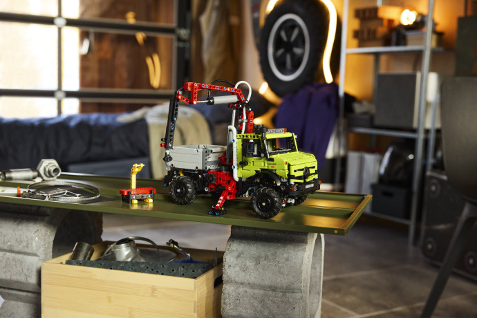 Mercedes-Benz Unimog U 5023 so žeriavom