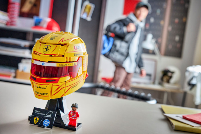Prilba Lewis Hamilton zo Scuderia Ferrari HP