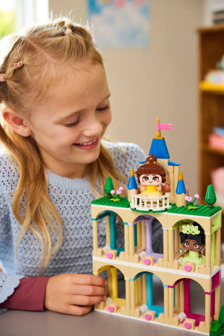 Mini Bella a Tiana s hradom