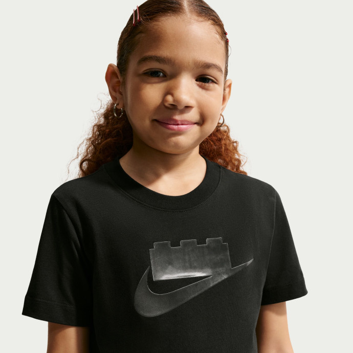 Tričko pre staršie deti z kolekcie Nike x LEGO® – čierna