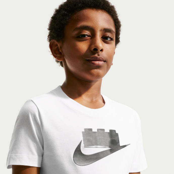Tričko pre staršie deti z kolekcie Nike x LEGO® – biela