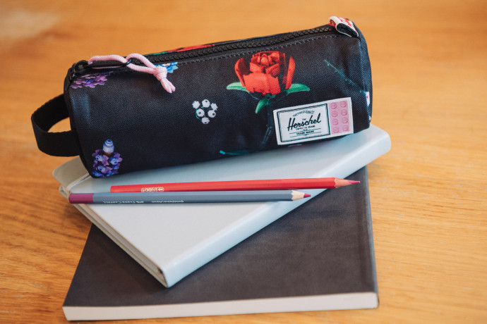 Peračník Little Herschel™ Settlement – Padajúce kvety