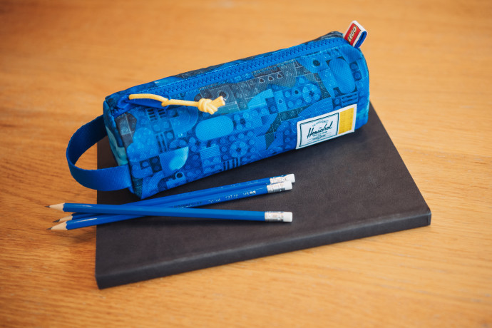 Peračník Little Herschel™ Settlement – Modré abstraktné kocky