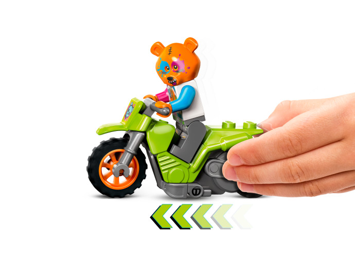 Medveď a kaskadérska motorka