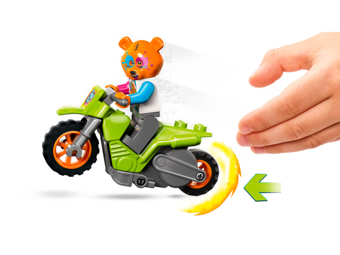 Medveď a kaskadérska motorka