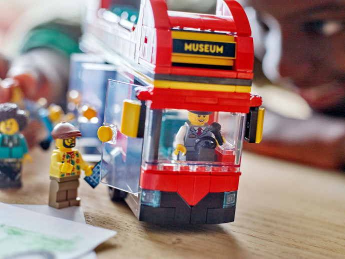 Červený dvojposchodový vyhliadkový autobus