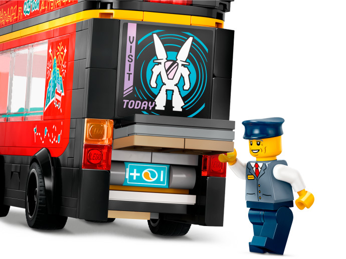 Červený dvojposchodový vyhliadkový autobus