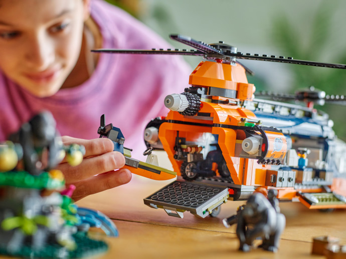 Helikoptéra na průzkum džungle v základním táboře