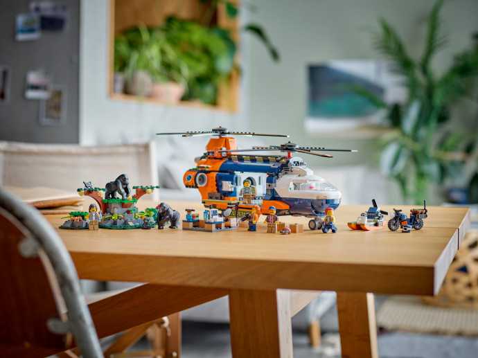 Helikoptéra na průzkum džungle v základním táboře
