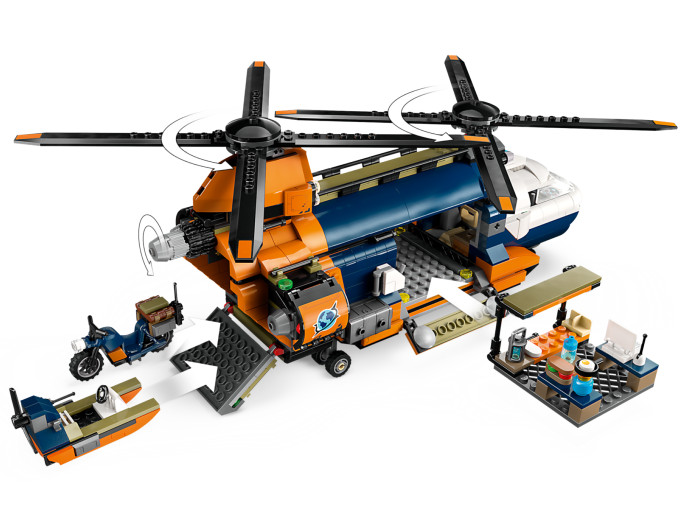Helikoptéra na průzkum džungle v základním táboře