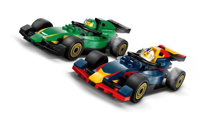 Kamión F1® s autami RB20 a AMR24 F1®