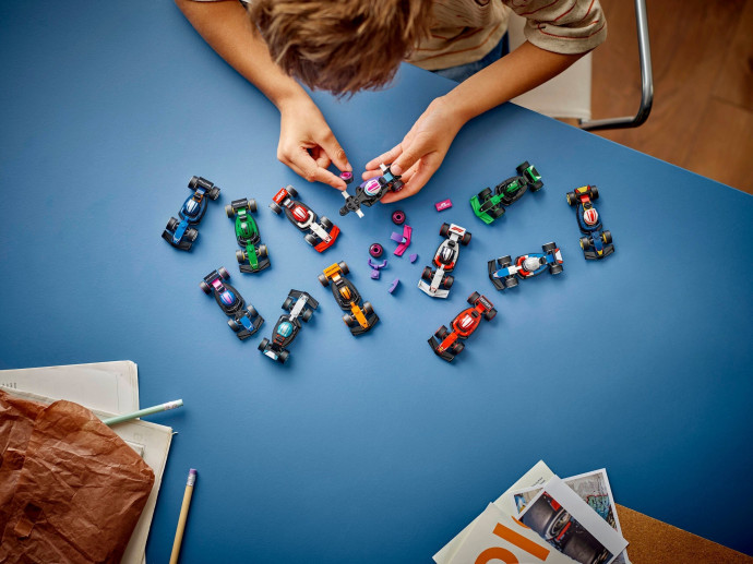LEGO Collectables - F1 Race Cars {Box of 6 random packs}