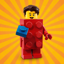 Chlapík v kostýmu kostky LEGO