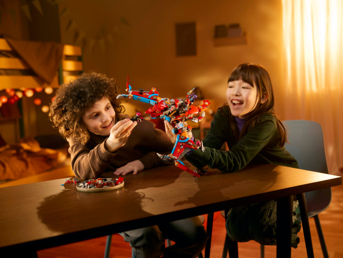 Cooper a jeho robotický dinosaurus C-rex