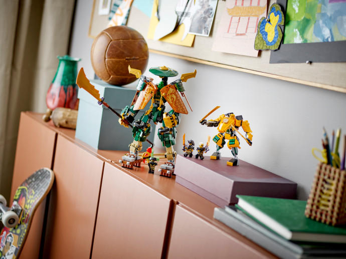 Lloyd, Arin a jejich tým nindža robotů