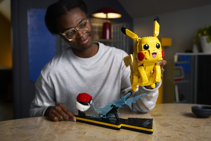 Pikachu a Poké Ball