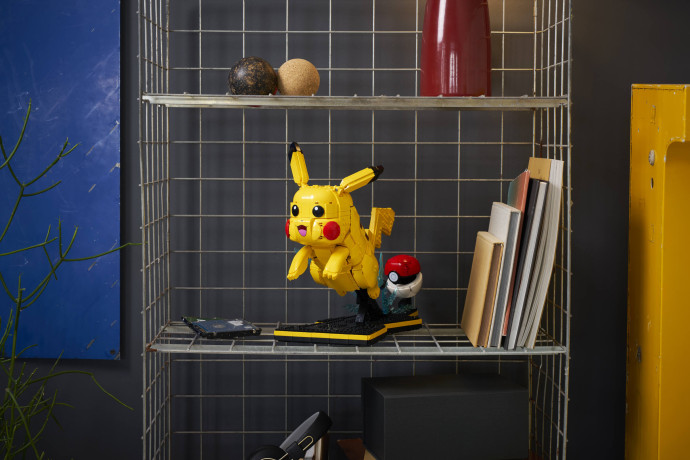 Pikachu a Poké Ball