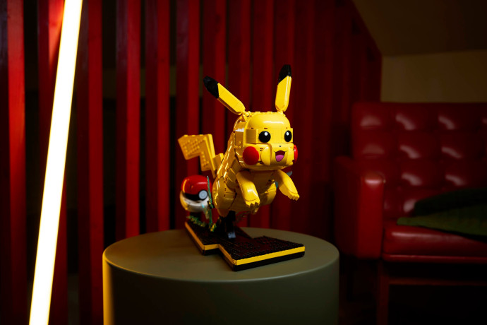 Pikachu a Poké Ball
