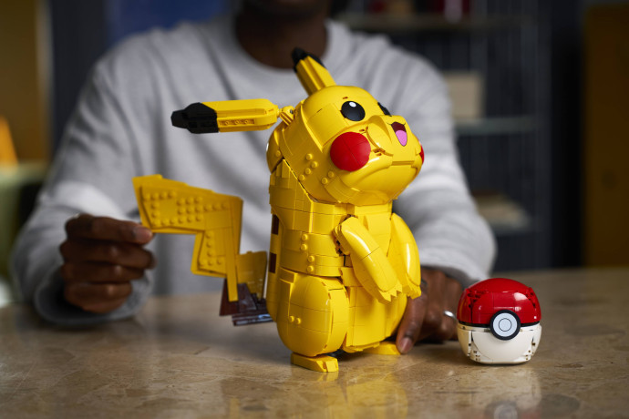 Pikachu a Poké Ball