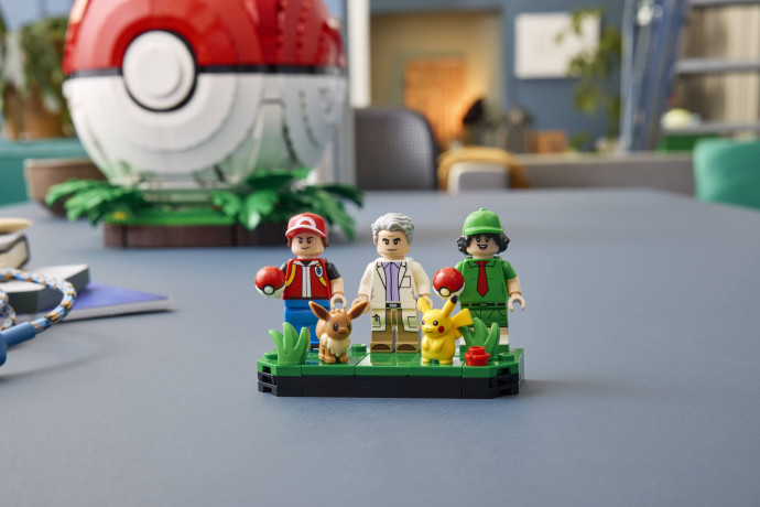 Poké Ball s ikonickými momentmi Trénerov