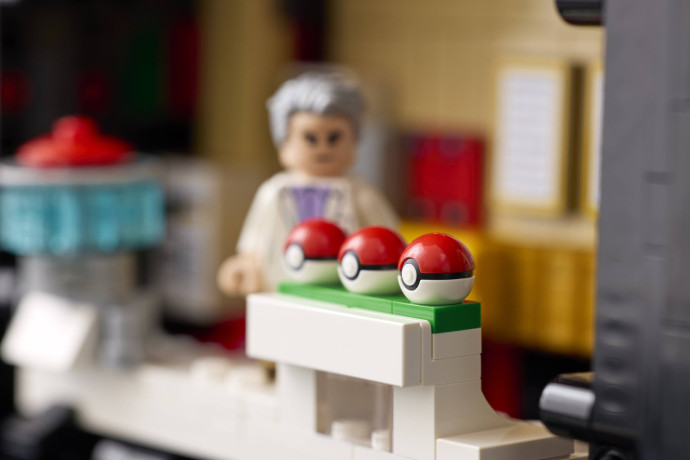 Poké Ball s ikonickými momentmi Trénerov