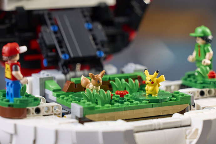 Poké Ball s ikonickými momentmi Trénerov