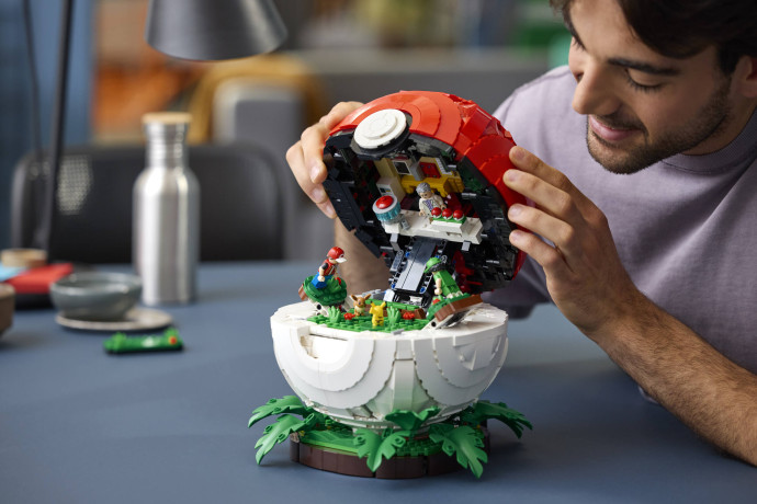 Poké Ball s ikonickými momentmi Trénerov