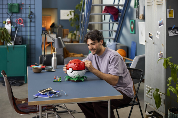 Poké Ball s ikonickými momentmi Trénerov