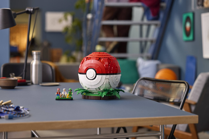 Poké Ball s ikonickými momentmi Trénerov