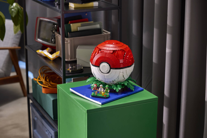 Poké Ball s ikonickými momentmi Trénerov