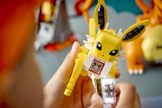 Charizard vs. Jolteon Ultimate Battle