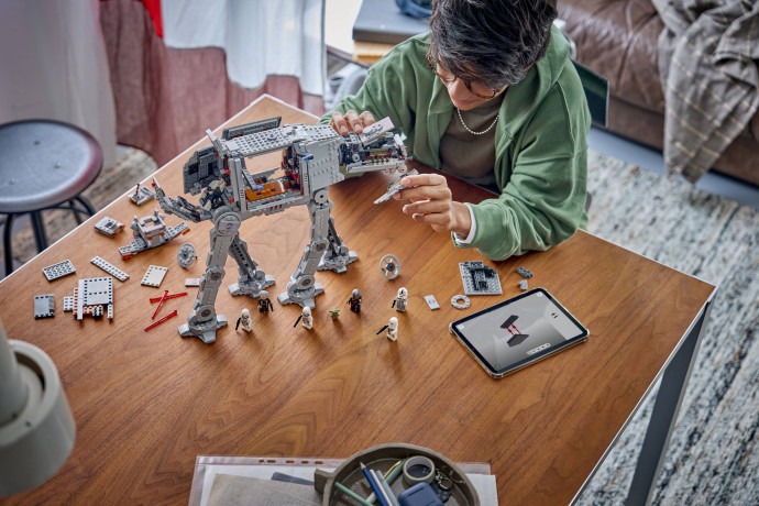 AT-AT™ s a INT-4 z Imperiálního zůstatku