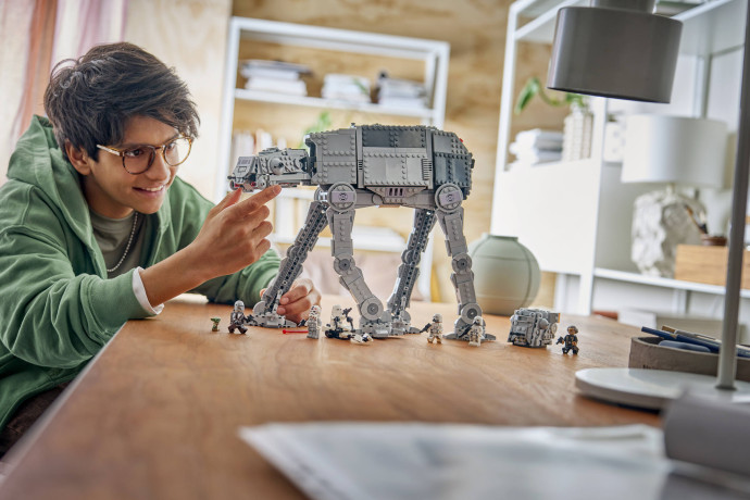 AT-AT™ s a INT-4 z Imperiálního zůstatku