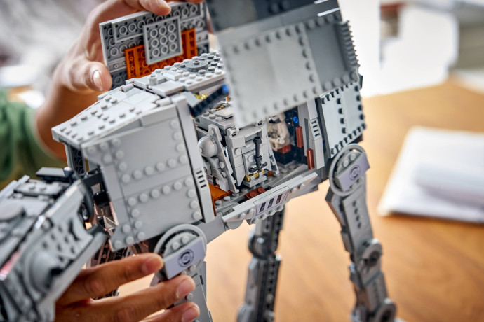 AT-AT™ s a INT-4 z Imperiálního zůstatku
