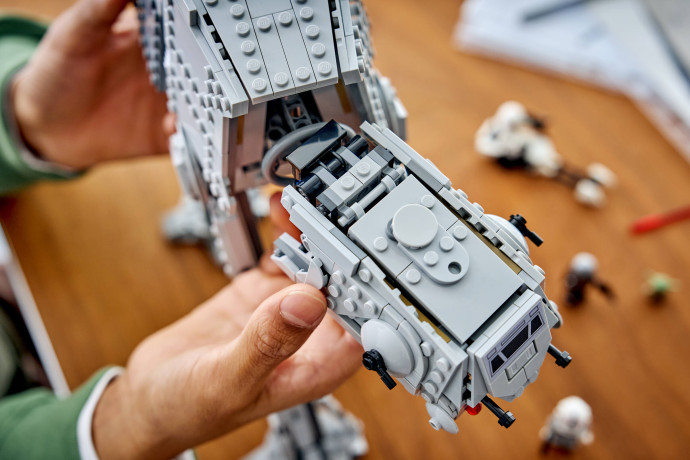 AT-AT™ s a INT-4 z Imperiálního zůstatku